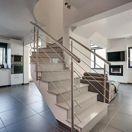 Makenzy Star 2bd Duplex 300m From Lárnaka