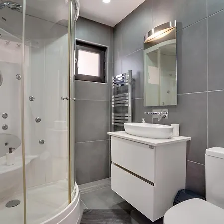 Makenzy Star 2bd Duplex 300m From Nyaraló *