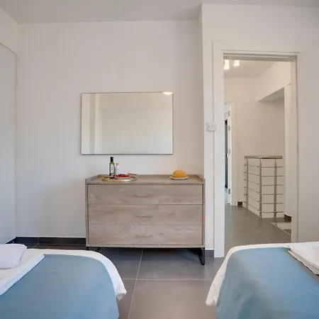 Makenzy Star 2bd Duplex 300m From Lárnaka