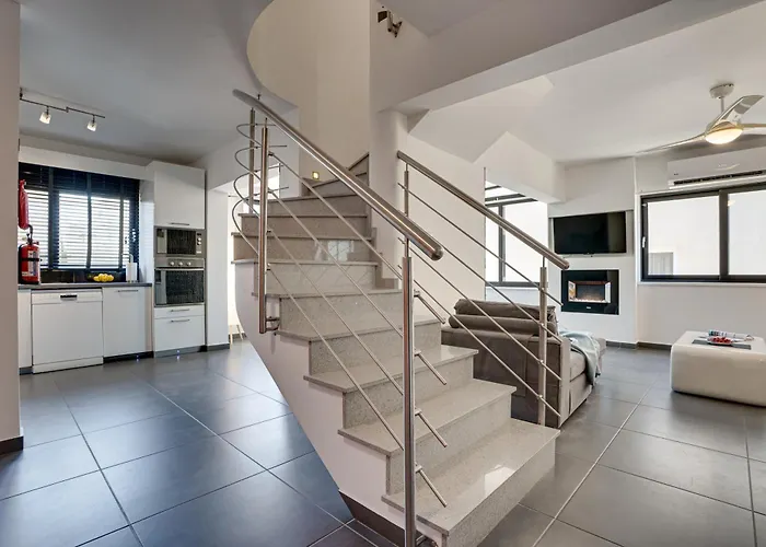 Makenzy Star 2bd Duplex 300m From Larnaka