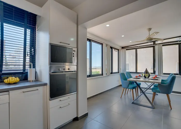 Makenzy Star 2bd Duplex 300m From * Larnaka