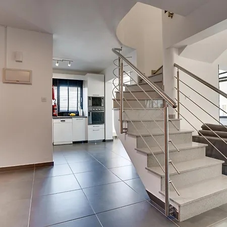 Makenzy Star 2bd Duplex 300m From Ferienhaus *