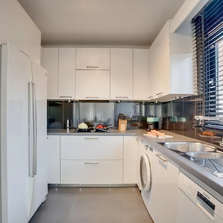 펜션 Makenzy Star 2bd Duplex 300m From 라르나카